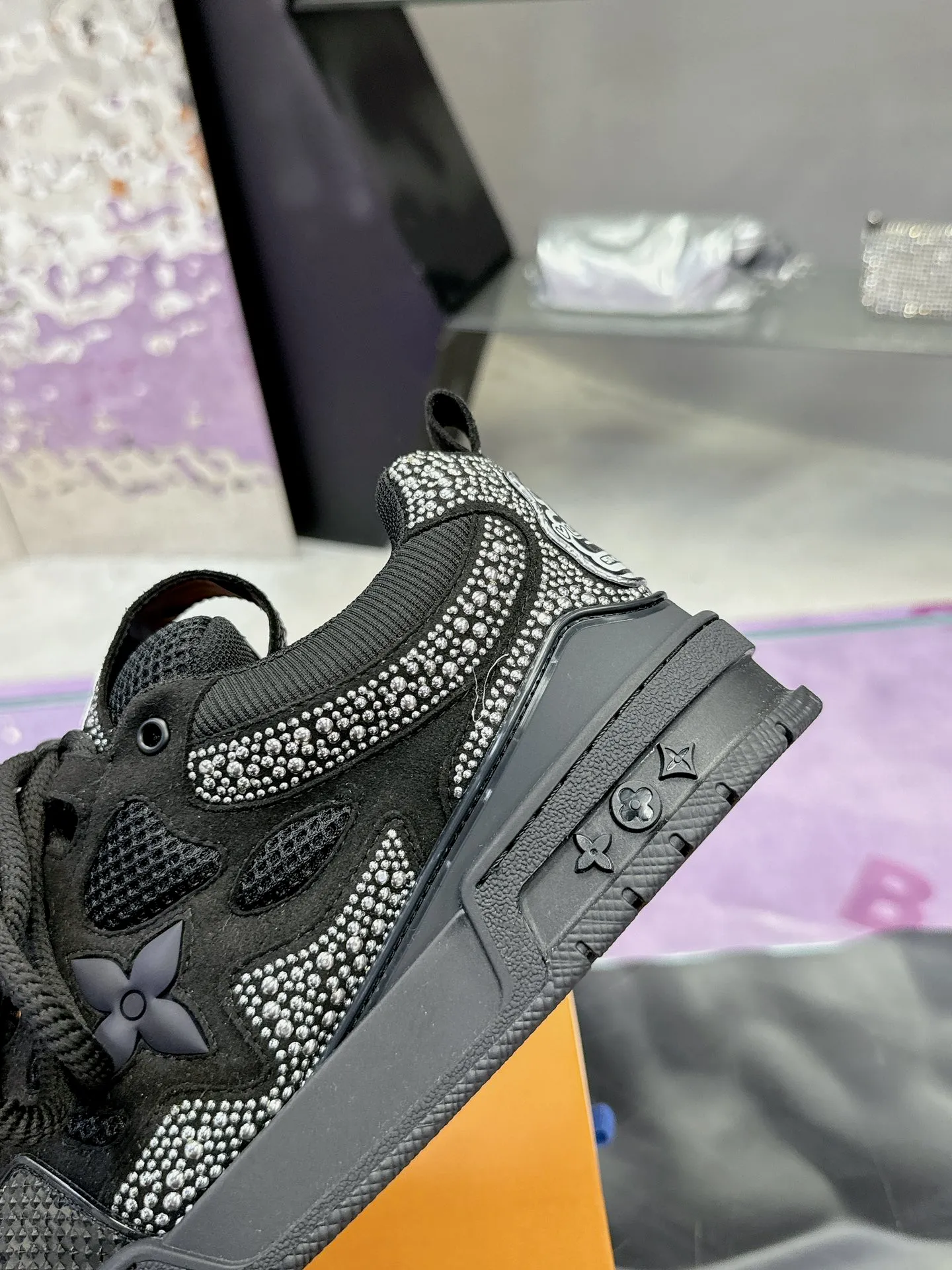 Men's shoes 💰900❤️❤️❤️ 𝙇𝙑 Bread shoes have added new colors 💓 Craftsmanship series 𝟐𝟎𝟐5/𝐒𝐒 𝐧𝐞𝐰 Louis Vuitton catwalk skate shoes are popular, LOUIS VUITTON Trainer is undoubtedly one of the most successful Sneakers launched by luxury brands, but the pace of exploration will not stop. LOUISVUITTON will also bring a new series of skateboard shoes in the spring of 2025. The new series in the picture returns to the 90s Chunky Skate Shoes look and feel. The uppers are made of leather and mesh. The fat silhouette and thick shoelaces are very eye-catching. It is expected to have quite a few colors like the Trainer. Judging from the previous DIOR show skate shoes, this chunky style may be even stronger next year. 💎 Size: Female 35-40 Male 39-46